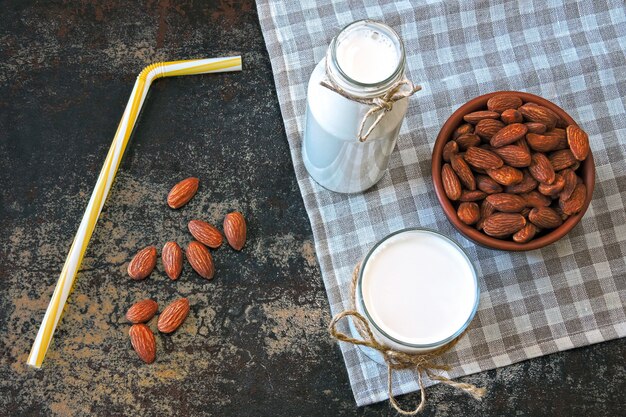 Latte di mandorle e mandorle. Latte dietetico. Latte per diabetici. Latte senza lattosio. Bevanda Vegana