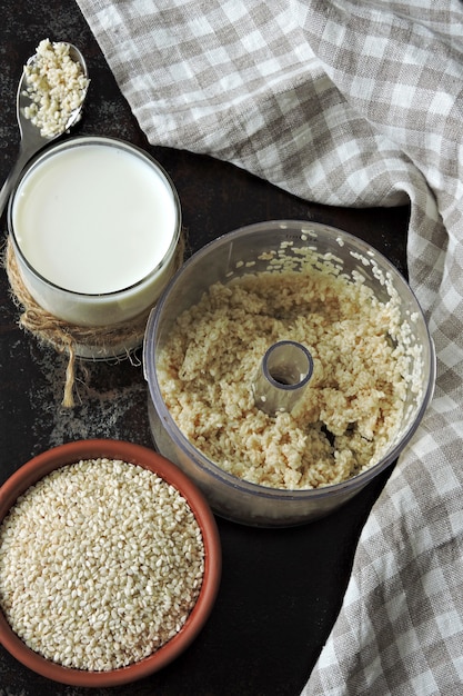 Latte di sesamo Il principio di cottura del latte di sesamo. Dieta Keto Bevande vegane.