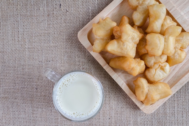 Latte di soia con pane fritto