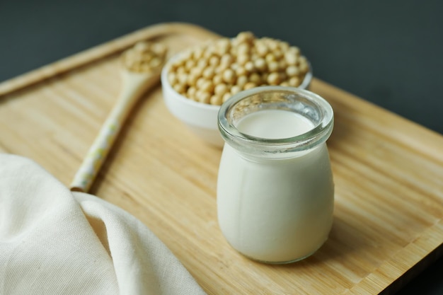 Latte di soia versato in un barattolo di vetro