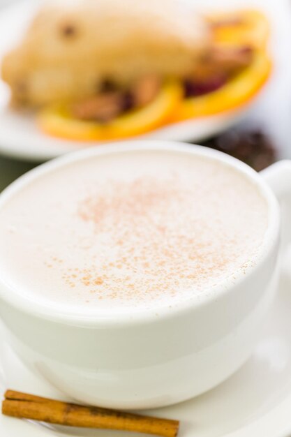 Latte di tè Chai con focaccina fresca all'arancia e mirtillo rosso per colazione.