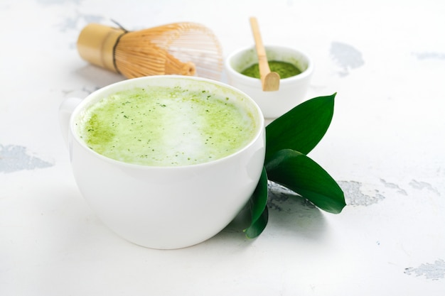 Latte di tè verde Matcha in una tazza