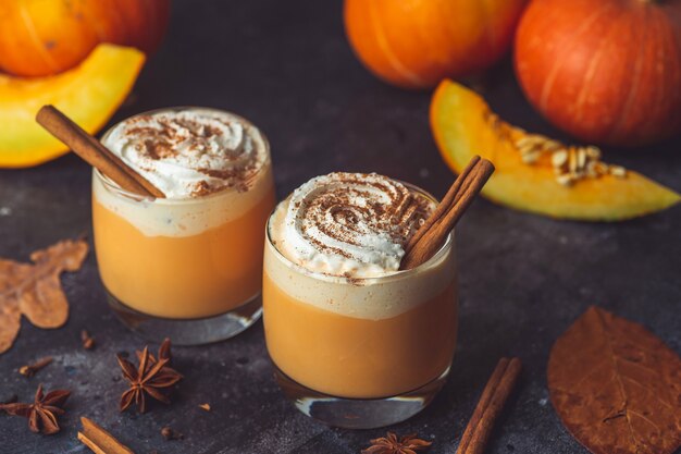 Latte di zucca con cannella in bicchieri