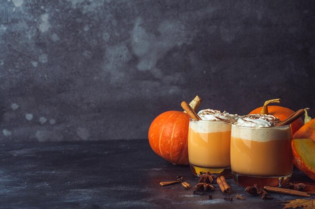 Latte di zucca con cannella in bicchieri