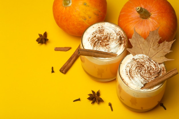 Latte di zucca con cannella in bicchieri