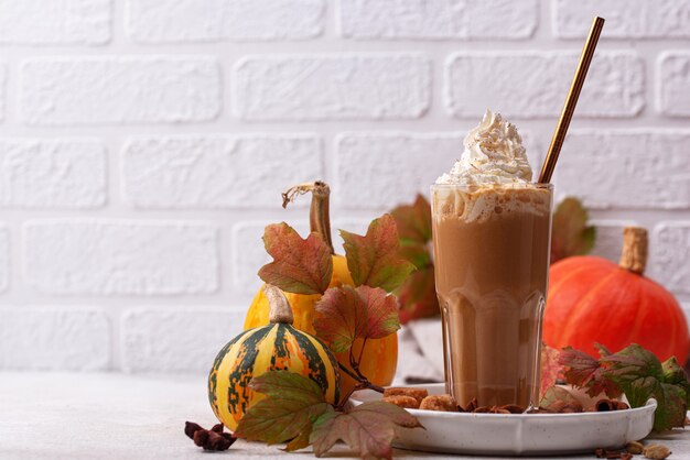 Latte di zucca in un bicchiere. Bevanda calda tradizionale autunnale