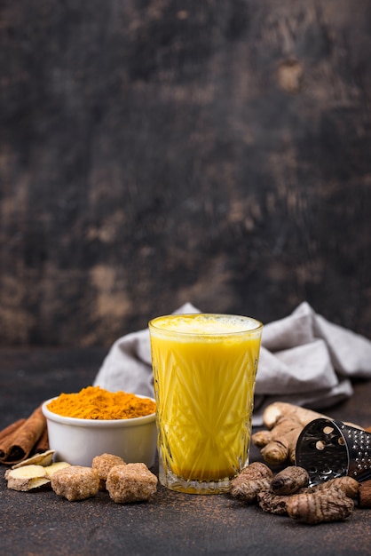 Latte dorato alla curcuma con cannella e zenzero. Bevanda salutare