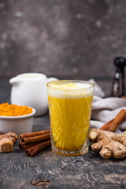 Latte dorato alla curcuma con spezie