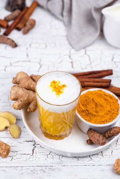 Latte dorato alla curcuma con spezie