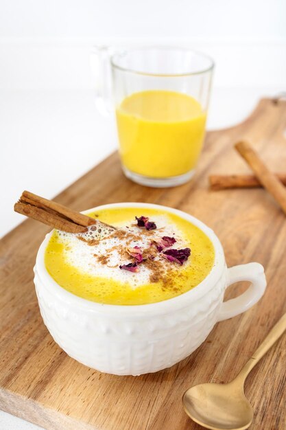 Latte dorato, bevanda a base di latte vegetale o vaccino e con curcuma, cannella e altre spezie. V