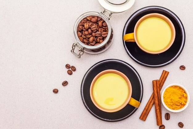 Latte dorato del caffè alla cannella della curcuma