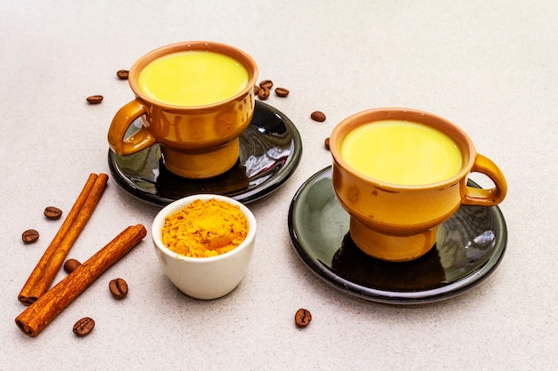Latte dorato del caffè alla cannella della curcuma