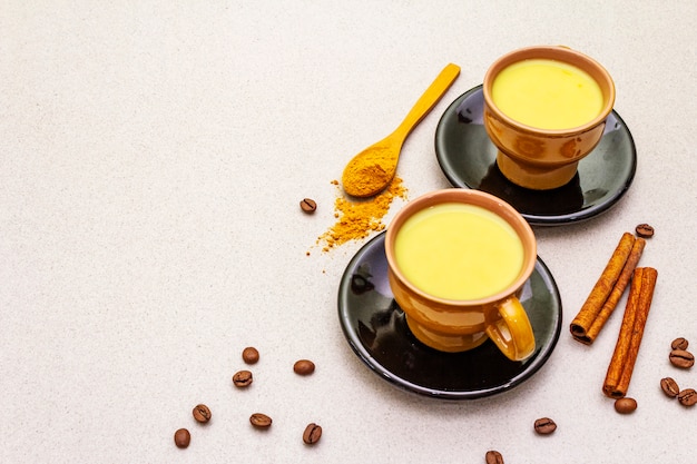Latte dorato del caffè alla cannella della curcuma