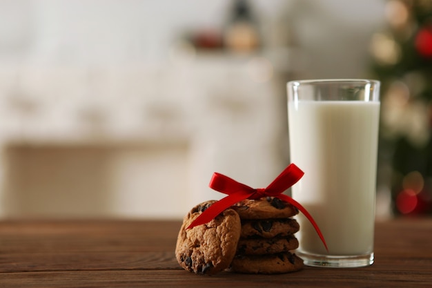 Latte e biscotti di natale per babbo natale sul tavolo sfondo di natale