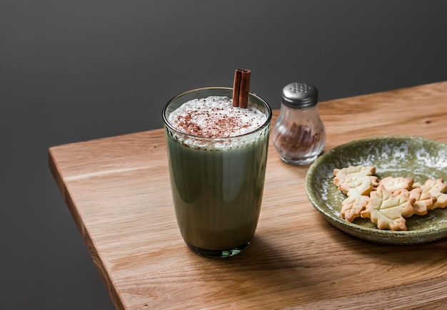 Latte e biscotti di spezie di zucca su un tavolo di legno Delizioso spuntino per la colazione