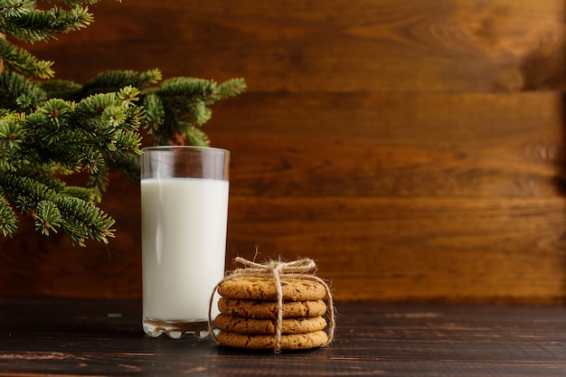 Latte e biscotti per Babbo Natale sotto l'albero di Natale