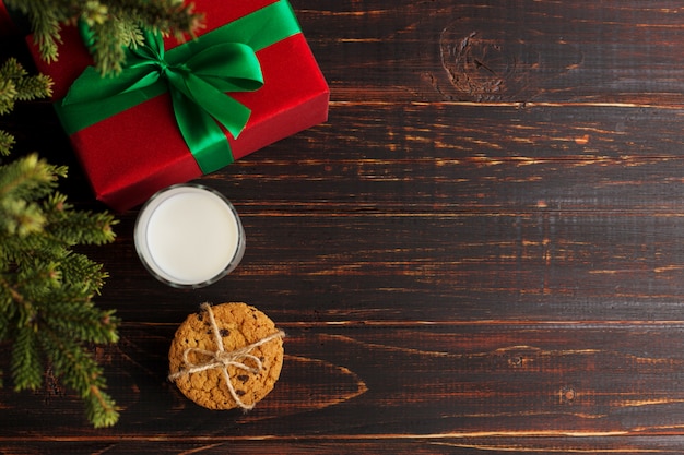 Latte e biscotti per Babbo Natale sotto l'albero di Natale