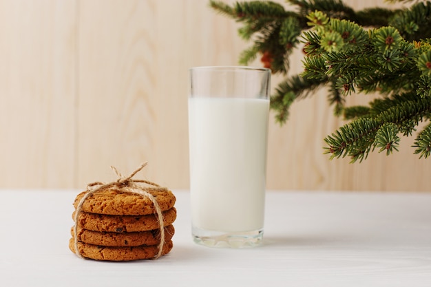 Latte e biscotti per Babbo Natale sotto l'albero di Natale