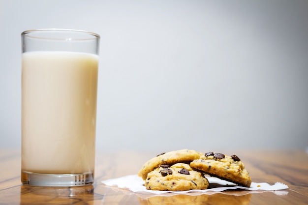 Latte e biscotti su uno sfondo in legno. tavolo da terra