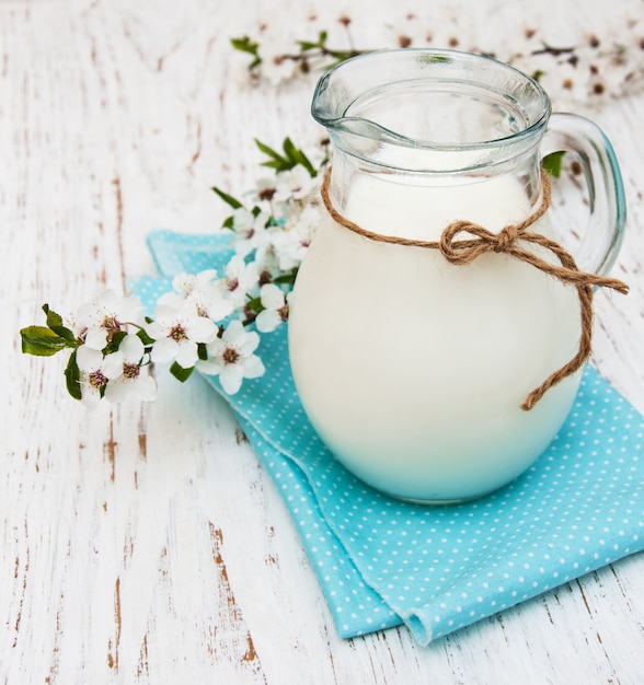 Latte e fiore di primavera