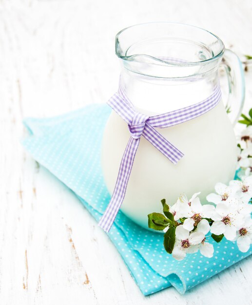 Latte e fiore di primavera