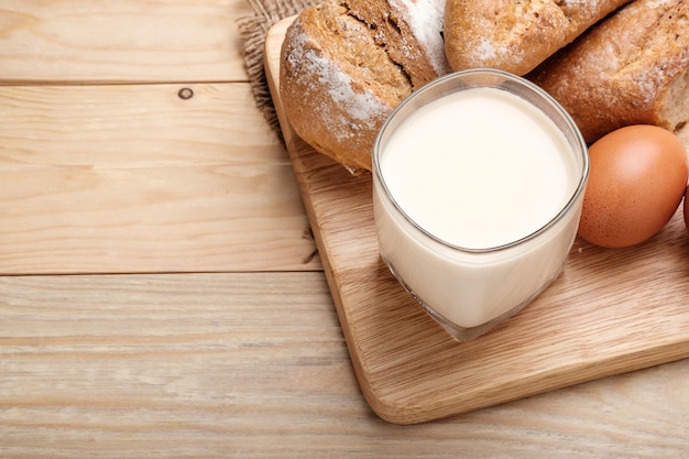 latte e pane su fondo in legno