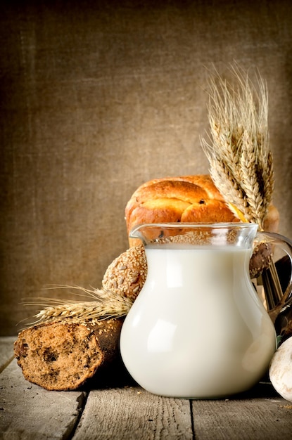 Latte e pane sullo sfondo della tela