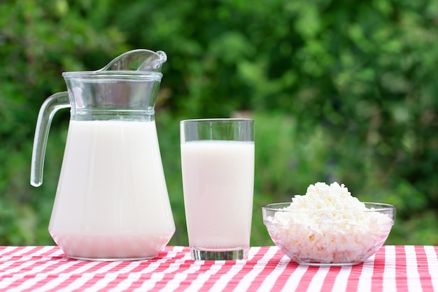 Latte e ricotta sulla tovaglia a quadretti rossa