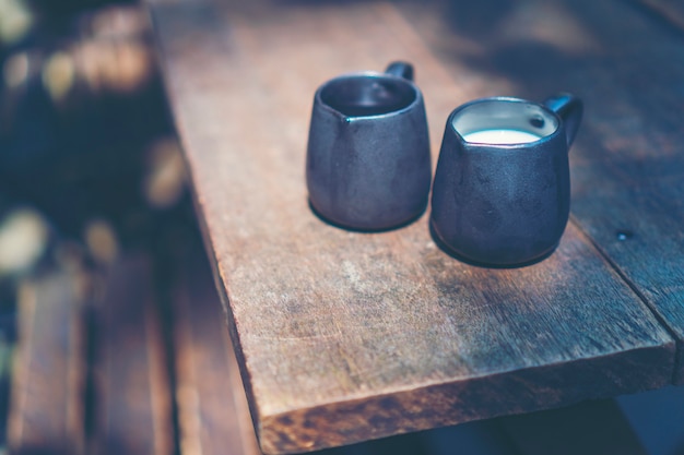 latte e sciroppo sul tavolo del caffè