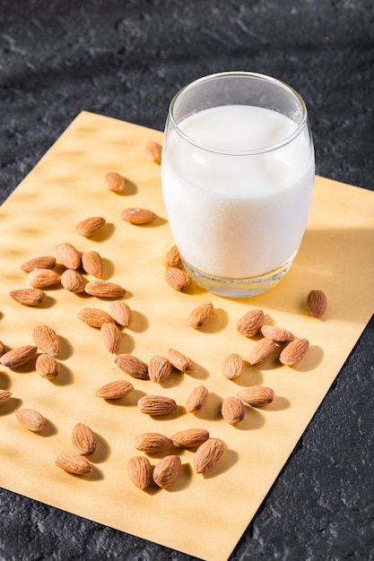 Latte e semi di mandorle Prunus dulcis closeup immagine