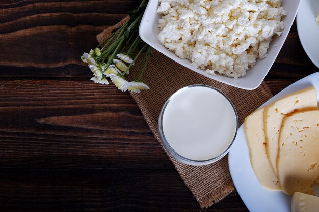 Latte, formaggio e cottage sulla tavola di legno