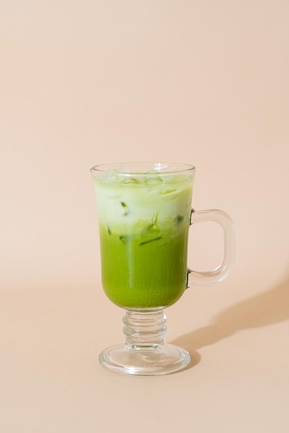 Latte freddo al tè verde matcha con strato di latte in vetro