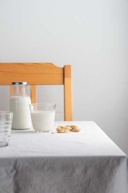 Latte fresco sul tavolo con tovaglia bianca