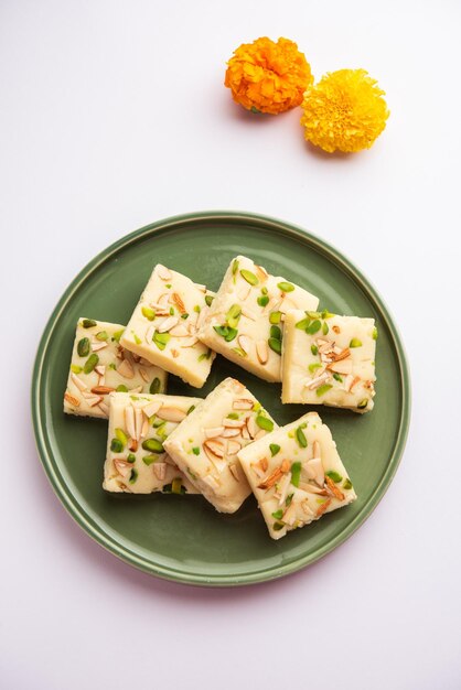 Latte in polvere barfi noto anche come Mava burfi white Khoya burfi o Barfee Indian Sweet food