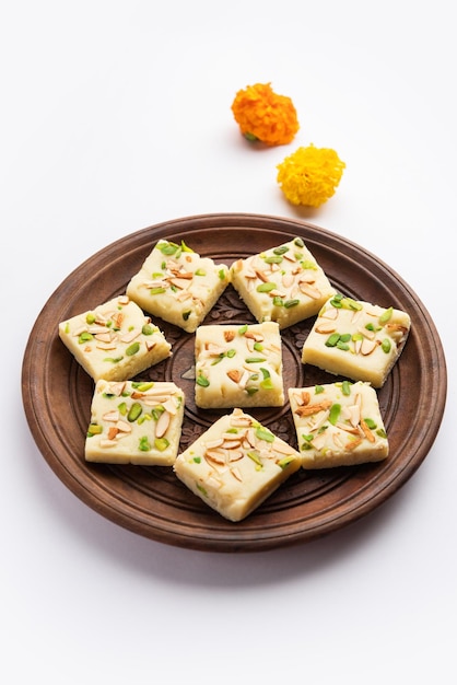 Latte in polvere barfi noto anche come Mava burfi white Khoya burfi o Barfee Indian Sweet food