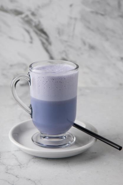 Latte macchiato in bella tazza con bevanda al latte Tiramisù e sfondo grigio