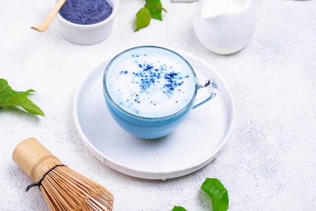 Latte matcha blu con latte