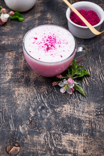 Latte matcha rosa con latte