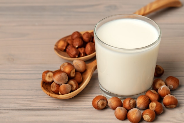 Latte non caseario alla nocciola e nocciole vista dall'alto su legno