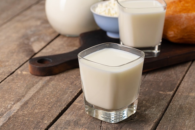 Latte, pane e ricotta sul tavolo