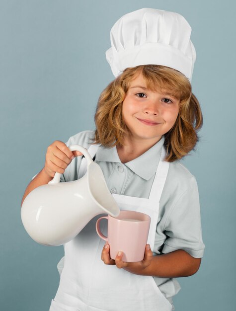 Latte per bambini che cucinano bambini chef bambino ragazzo che produce verdure fresche per mangiare sano ritratto di litt