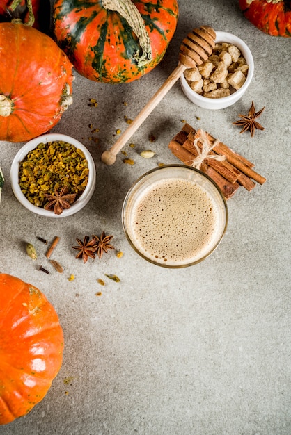 Latte piccante del caffè della zucca con i punpkins