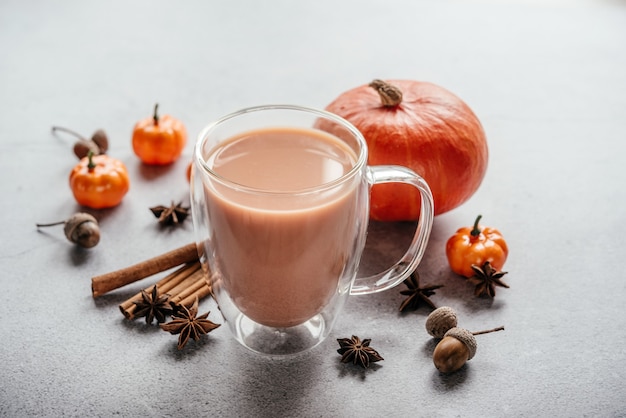 Latte speziato alla zucca con cannella e anice stellato