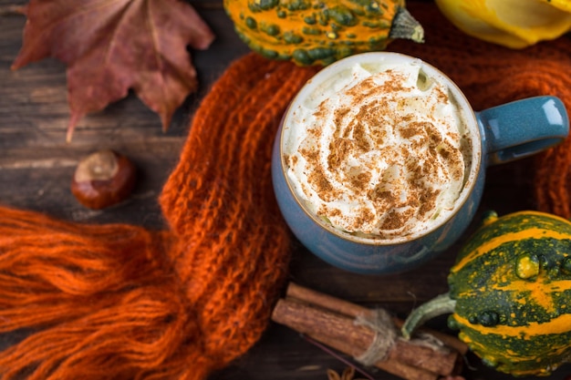 Latte speziato di zucca con panna montata Copia spazio