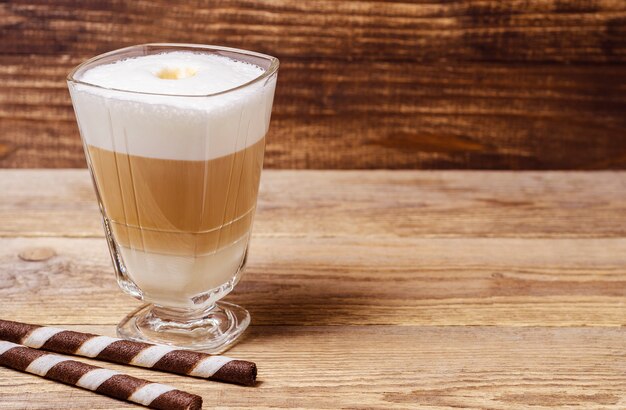 Latte su fondo di legno