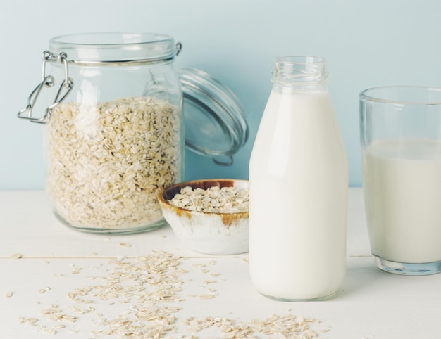 Latte vegano di avena, latte alternativo non lattiero-caseario in bicchiere