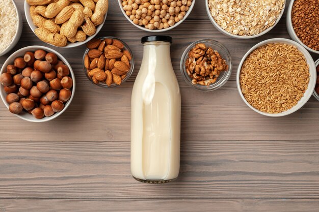 latte vegetale vegano biologico con bottiglia di latte in vetro e prodotti sfusi su legno