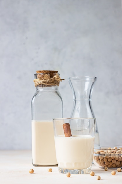 Latte vegetariano di ceci in bottiglia. Prodotti non caseari senza lattosio. Concetto di cibo vegano sano.