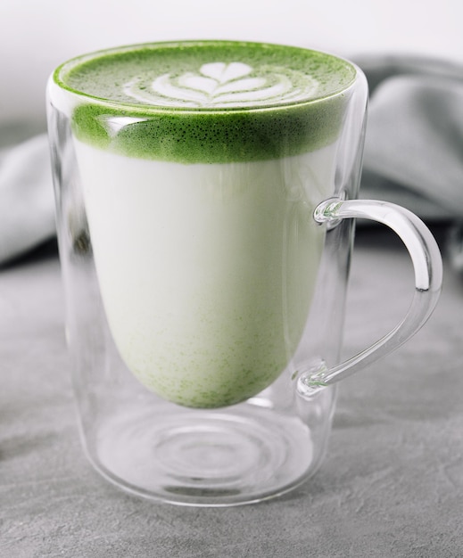 Latte verde matcha in vetro da vicino