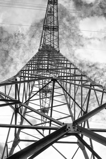 Lattice power tower struttura metallica bottomup in prospettiva architettonica